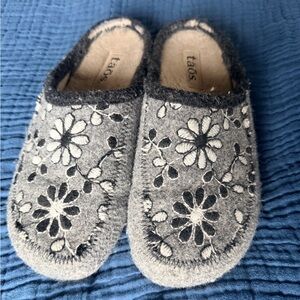 Taos Footwear Charcoal Floral indoor/outdoor slipper/clog Size 38